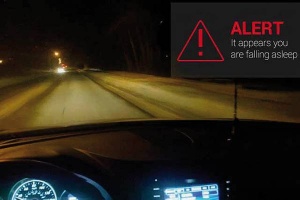 Program za pametna očala Google Glass zna nadzirati voznika, da ne bi zaspali za volanom.